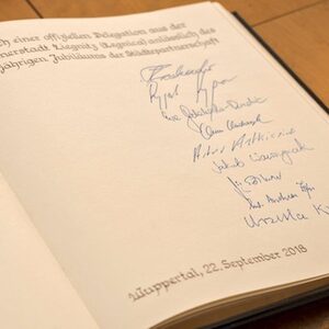 Goldenes Buch: Unterschriften zu 25 Jahre Partnerschaft Liegnitz