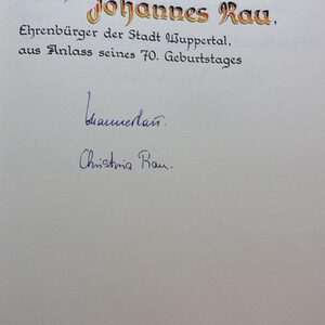 Goldenes Buch mit Unterschrift Johannes Rau