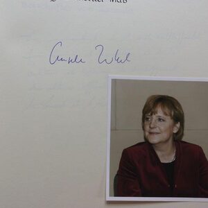 Goldenes Buch mit Foto und Unterschrift Angela Merkel
