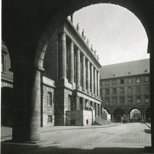 Rathaus, Blick von den Arkaden auf das Portal