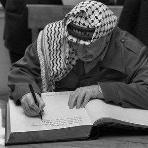 Jassir Arafat trägt sich ins Goldene Buch der Stadt ein