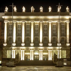 Rathaus in nächtlicher Beleuchtung mit angestrahltem Portal