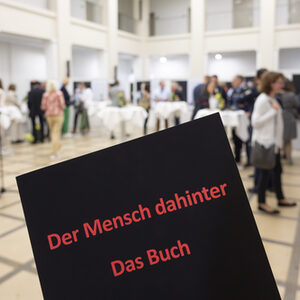 Ausstellungseröffnung "Der Mensch dahinter" im Lichthof Rathaus Barmen.