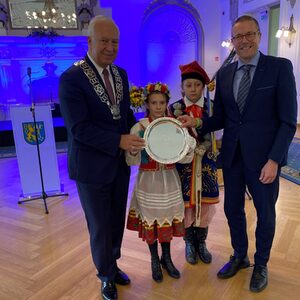 Stadtpräsident Tadeusz Krzakowski übergibt ein Gast-Geschenk an Oberbürgermeister Uwe Schneidewind.