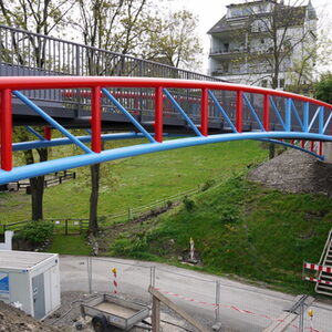 schmale Brücke mit rot-blau gefärbten seitlichen Trägern