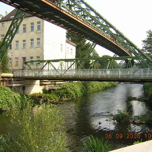Brücke aus Schwebebahnträger unter der Schwebebahn über der Wupper