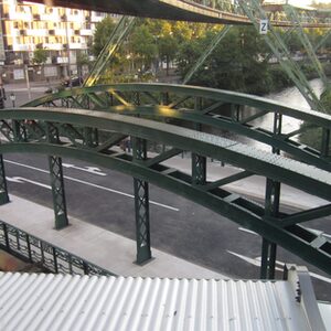 historische Bogenbrücke Stahl grün Straße über Wupper