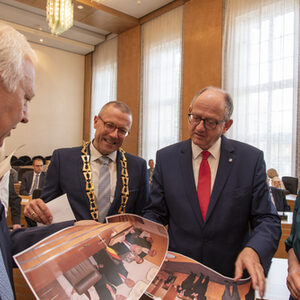 Oberbürgermeister Uwe Schneidewind beim Empfang der Delegation aus Liegnitz.