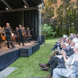 Die Gäste aus Polen beim Konzert im Skulpturenpark Waldfrieden.
