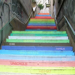jede Treppenstufe hat eine andere Farbe+ Begriff (Heimat, Unschuld, Angst,...)