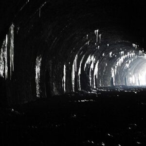 dunkler Tunnel, Licht am Ende, große Eiszapfen