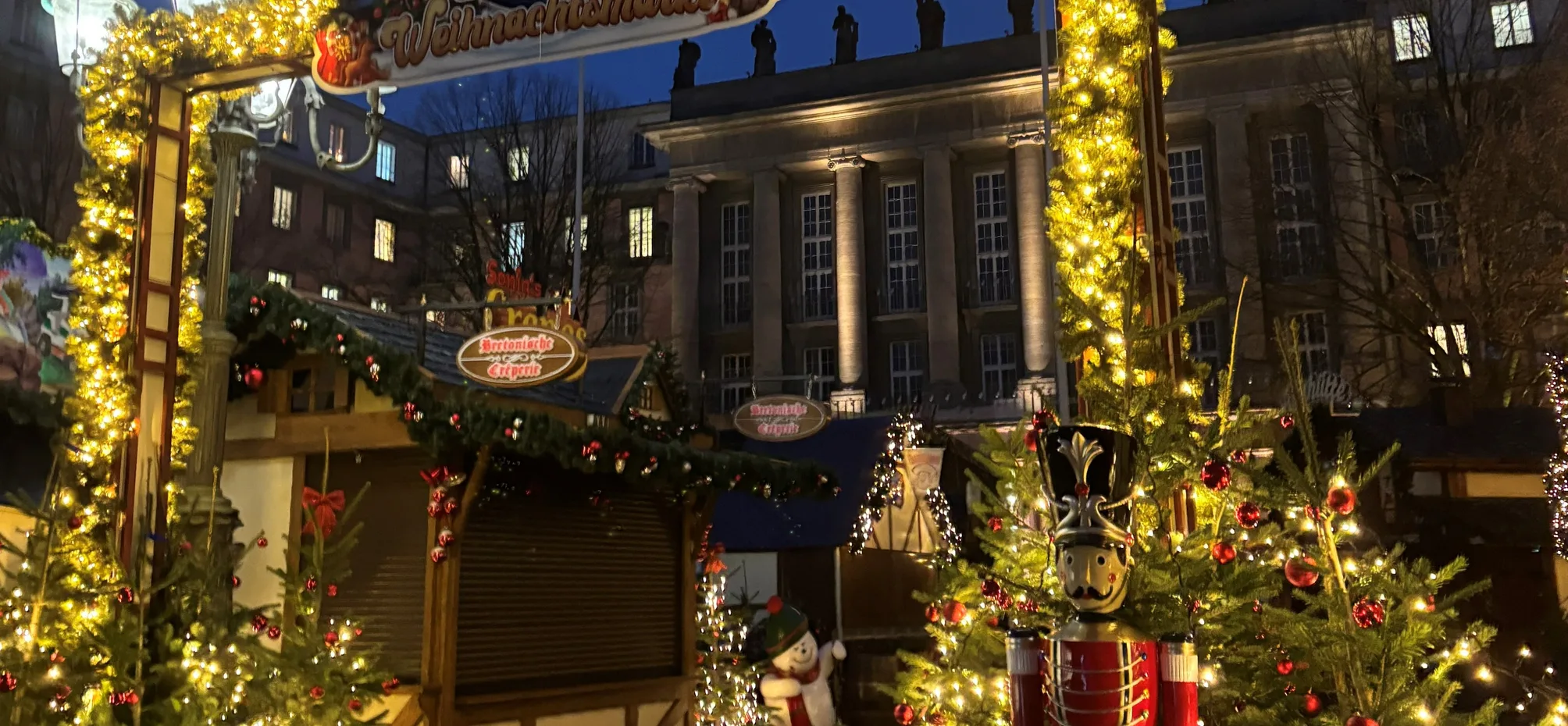 Blick auf einen Weihnachtsmarkt vor dem Wuppertaler Rathaus