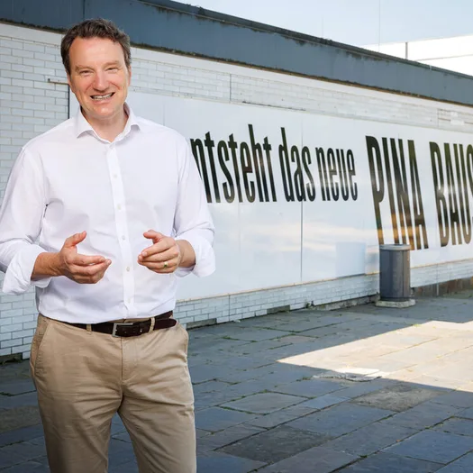Dr. Hagen Lippe-Weißenfeld vor dem Schauspielhaus
