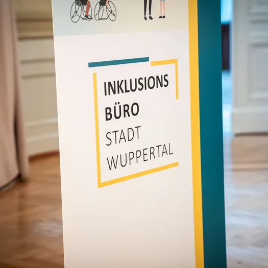 Ein Banner mit dem Logo des Inklusionsbüros der Stadt Wuppertal