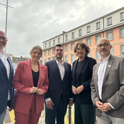 OB Miriam Scherff und Dezernentin Annette Berg mit dem Gründungsteam (Martin Pick links und Alois Tinkhause in der Mitte) sowie Raoul Schlösser von der Schulaufsicht.