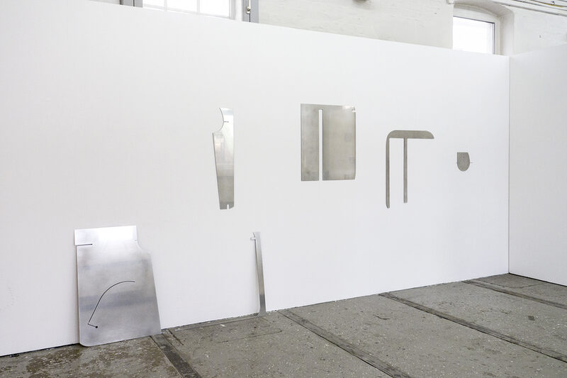 Charlotte Perrin, Industrial Austerity, 2018, geschnittene Aluminiumplatte, 200 x 700 x 12 cm