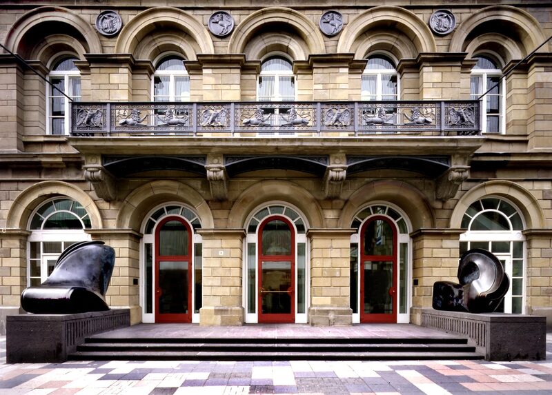 Eingang des Von der Heydt-Museums, flankiert von zwei Bronzefiguren des Wuppertaler Bildhauers Tony Cragg