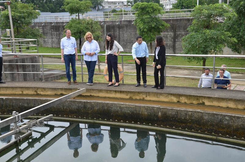 Vertreter der Wuppertaler Wasserwirtschaft besichtigen eine Kläranlage in Dongguan
