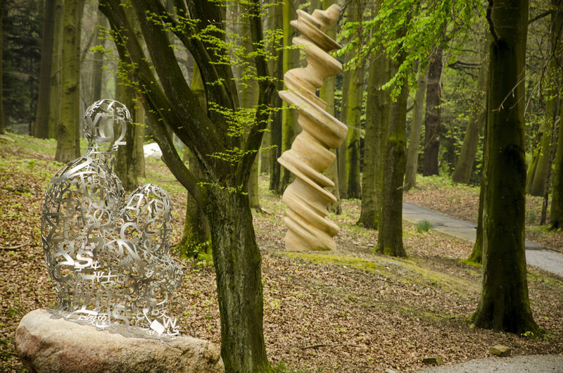 zwei Skulpturen zwischen Bäumen im Skulpturenpark
