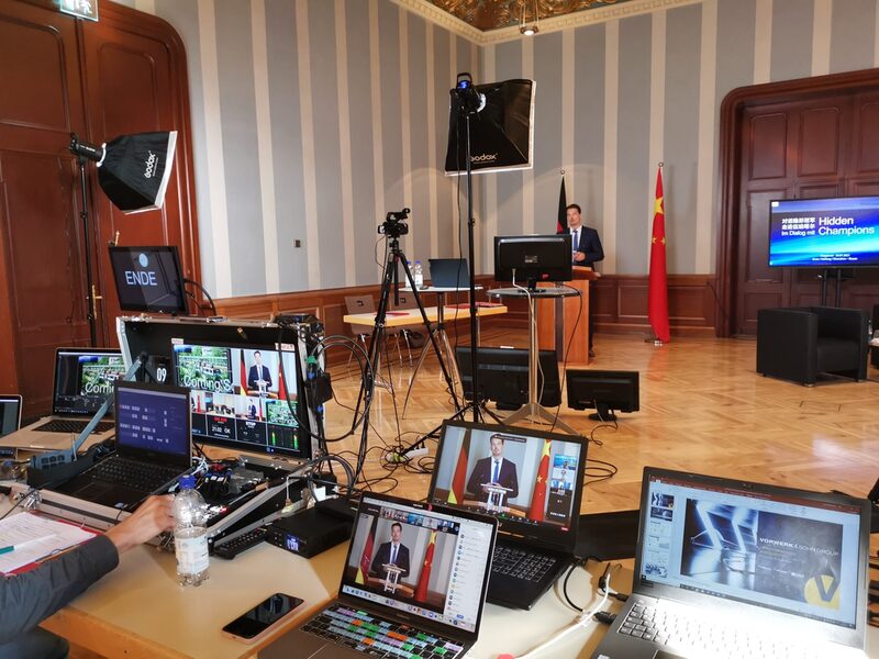 Kameras, Scheinwerfer und Bildschirme sind auf Hanno Rademacher vom China Competence Center gerichtet.