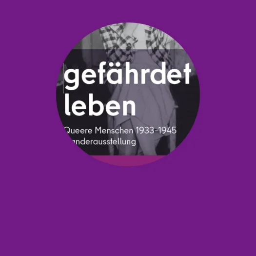 Historisches Schwarz-Weiß-Foto einer selbstbewusst blickenden Person in kariertem Jackett, sitzend mit Zigarette in der Hand, aufgenommen vor einer Tür mit Sicht auf eine Zellenverriegelung. Links im Bild steht der Quellenhinweis: LWV-Archiv, K2 Nr. 1824, Gedenkstätte Hadamar. Rechts daneben grafischer Einladungsteil mit lila Hintergrund: ‚Einladung – gefährdet leben. Queere Menschen 1933–1945. Wanderausstellung