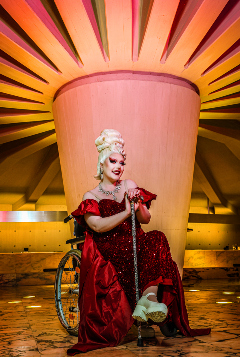 Drag Queen Mieze sitzt auf einem Stuhl