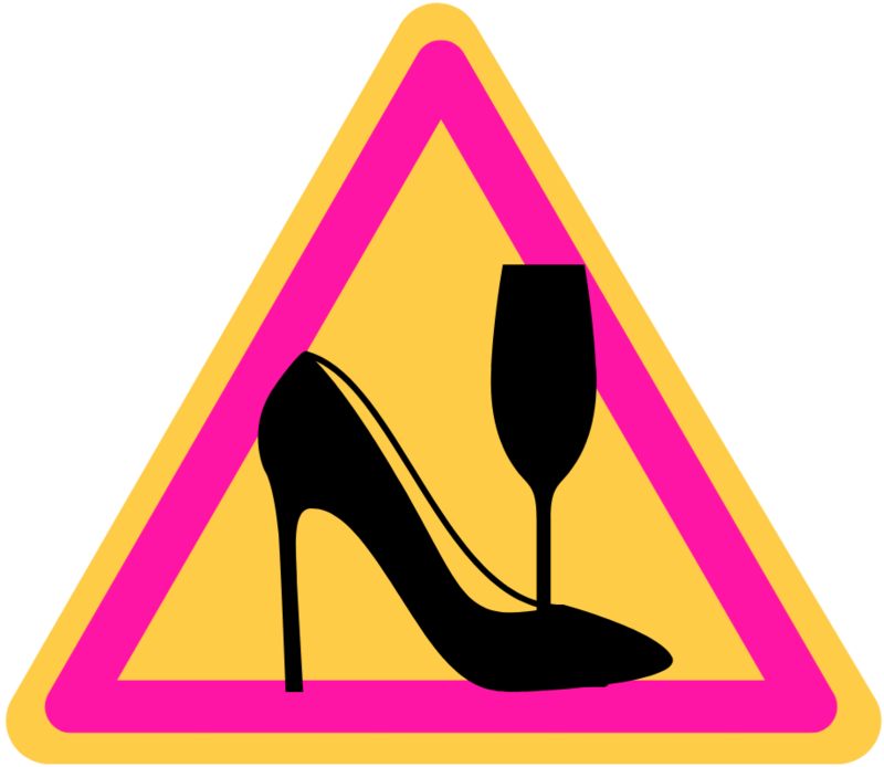 Stöckelschuh mit Glas im Achtung-Verkehrsschild