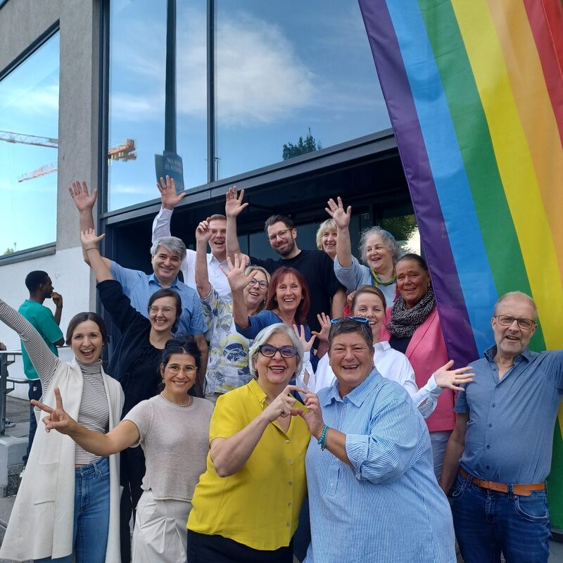 Regenbogenfahnen am Haus der Integration