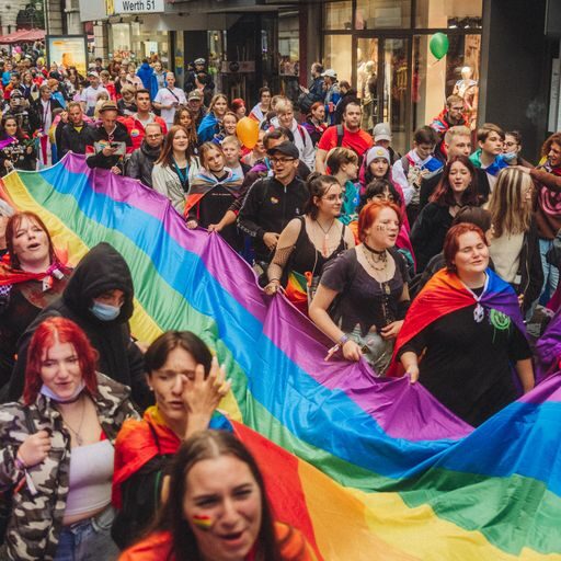 Demo mit Regenbogenfahne