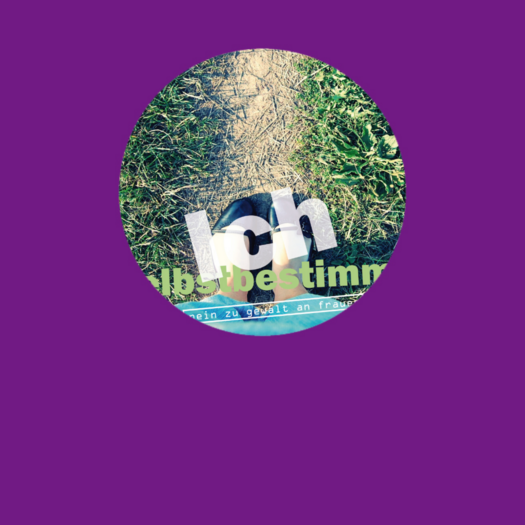 Füße auf einem Weg durch eine Wiese mit der Aufschrift "Selbstbestimmt" überlagert von "Ich".