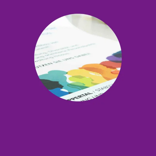 Ein Flyer mit bunten Silhouetten von Menschen symbolisiert Vielfalt und Gemeinschaft. Der Text verweist auf ein Angebot der Stadt Wuppertal zu Gleichstellung und Antidiskriminierung.