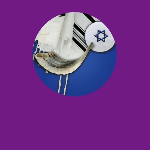 Oberer Teil eines Doppelplakats zum jüdischen Versöhnungstag Jom Kippur. Vor blauem Hintergrund sind ein Tallit (Gebetsschal), eine Torarolle, eine Kippa, ein Torazeiger (Jad) und ein Schofar (Widderhorn) abgebildet. Das Plakat informiert über Jom Kippur als Versöhnungstag sowie den Zeitraum vom 20. bis 21. September 2026. Der untere Teil des Doppelmotivs zeigt das Laubhüttenfest Sukkot.