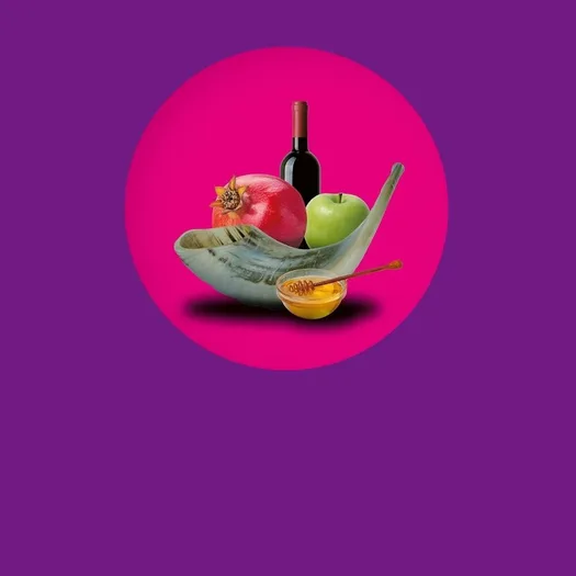 Plakat zu Rosch ha-Schana, dem jüdischen Neujahrsfest. Vor einem pinkfarbenen Hintergrund sind ein Schofar (Widderhorn), ein Granatapfel, ein grüner Apfel, Honig, eine Weinflasche sowie der hebräische Schriftzug „ראש השנה“ abgebildet. Das Plakat informiert über den Zeitraum des Feiertags vom 11. bis 13. September 2026 und verweist per QR-Code auf weitere Informationen.