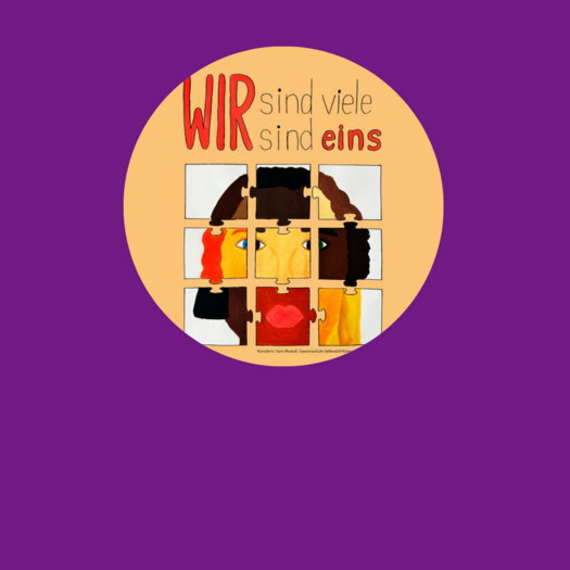 Rundes Bildmotiv auf violettem Hintergrund. In der Mitte ist eine Illustration aus neun Puzzle-Teilen zu sehen, die gemeinsam ein menschliches Gesicht mit unterschiedlichen Hauttönen, Haarfarben und Augenfarben bilden. Oberhalb der Illustration steht der Schriftzug „WIR sind viele, sind eins“.