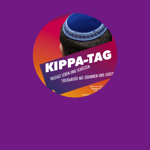 Grafisches Plakatmotiv in runder Darstellung: Im oberen Bereich ist der Hinterkopf einer Person mit blauer Kippa zu sehen. Im Vordergrund liegt ein schräg platzierter Schriftzug ‚Kippa-Tag‘ sowie der Text ‚Vielfalt leben und schützen – Solidarität mit Jüdinnen und Juden‘ auf einem Farbverlauf in Pink, Orange und Lila.
