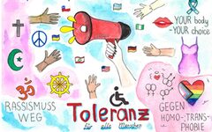 Buntes Bild mit einem Megafon in der Mitte, umgeben von Händen in vielen Hautfarben. Zahlreiche Symbole für Religion, Frieden, Vielfalt, Geschlechtergerechtigkeit und Inklusion. Texte wie „Toleranz für alle Menschen“ und „Gegen Homo- und Transphobie“ sind sichtbar.