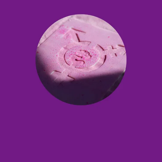 Symbol in Pink, das die Geschlechterzeichen für männlich, weiblich und non-binär kombiniert. Die Kreation hebt Gleichberechtigung und Vielfalt hervor.