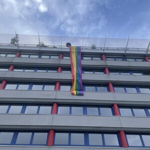 Flagge am Gebäude von Kaymer Consulting