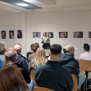 Bild des Publikums bei der Ausstellungseröffnung von "LET‘S TALK ABOUT DISCRIMINATION“ VON ÖZLEM ÖZTÜRK