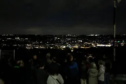 Wuppertal 24h live: Ausblick über das nächtliche Wuppertal bei der Oldtimerbus-Tour
