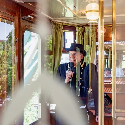 WMG_Kopfgrafik_Foto des Monats 05 2026_Im Kaiserwagen unterwegs_ Foto Antje Nuecklich Instaname wupperschoen