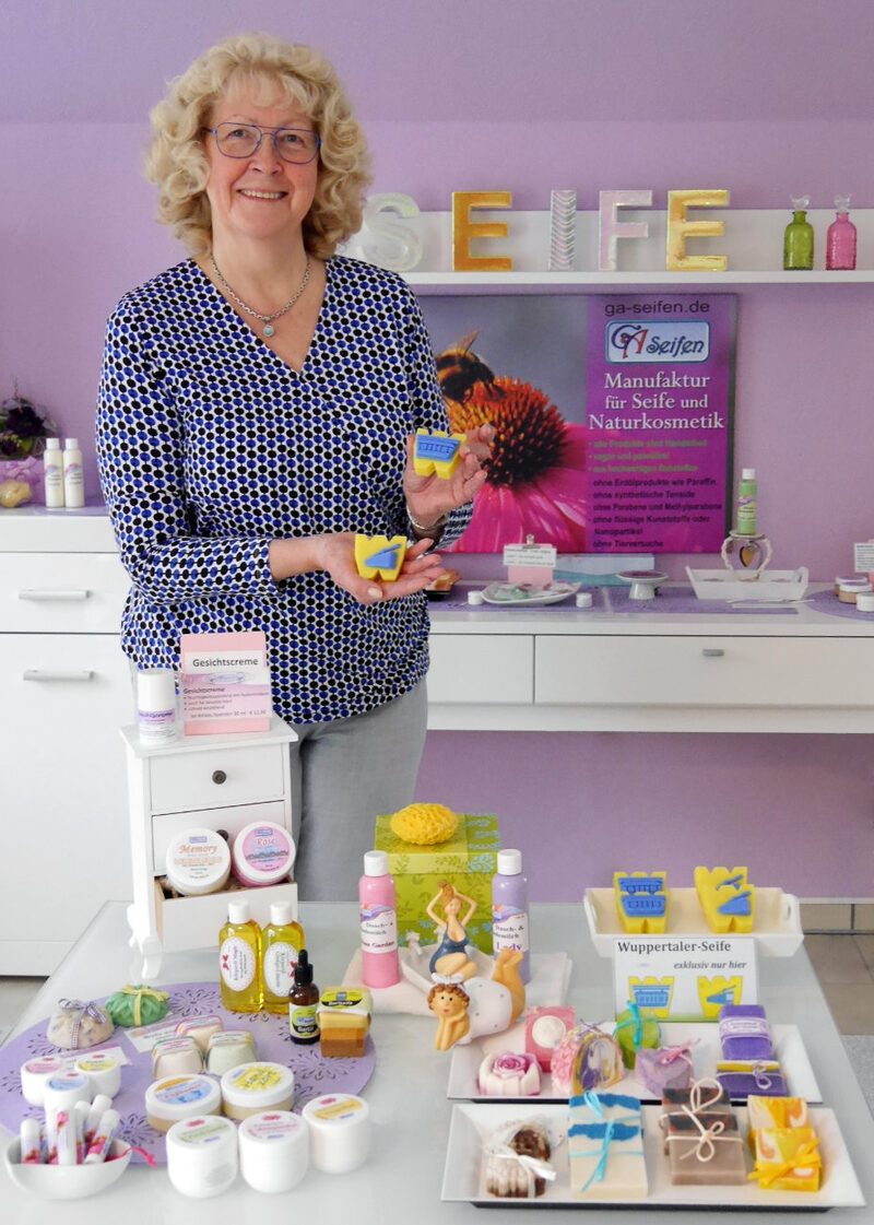 gabriele Albrecht steht in ihrem Laden und präsentiert ihre Seifen und Kosmetikartikel.