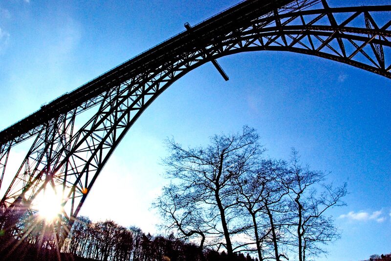 Blick unter das gerüst der Müngestener Brücke