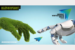Eine mit Gras bewachsene Hand berührt eine Roboterhand. Symbolisch für Green Economy.