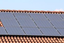 Solarpanels auf einem Hausdach