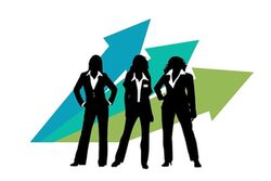 Silhouetten von drei Frauen in Business Kleidung, dahinter drei aufwärts zeigende Pfeile
