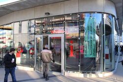 Der neue Info-Pavillon vom Wuppertal Marketing mit großer Glasfront.