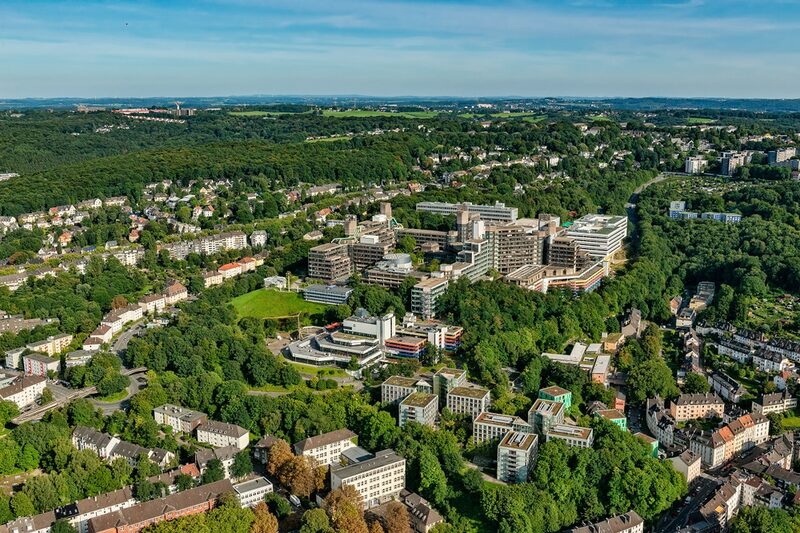 Die Bergische Universität Wuppertal aus der Luft fotografiert.