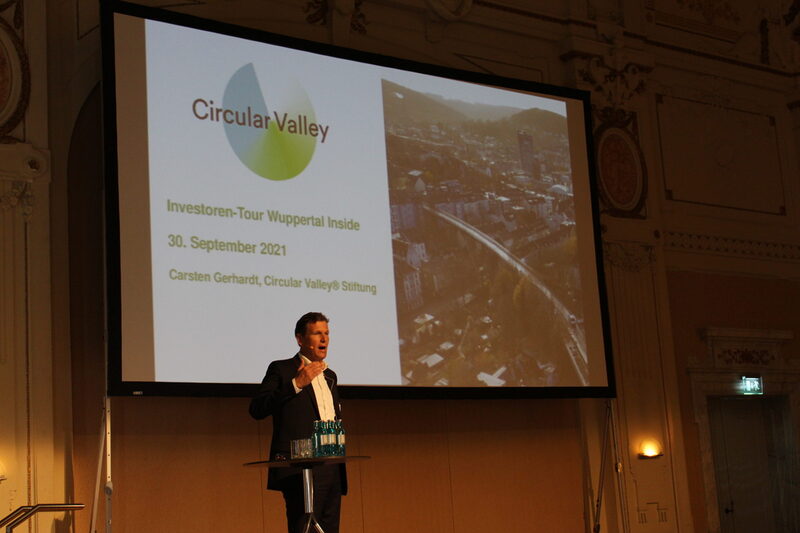 Dr. Carsten Gerhardt hält eine Präsentation zu Circular Valley