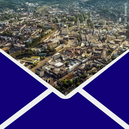 Ein Panorama von Wuppertal lugt aus einem offenen Briefumschlag.